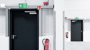 Meesenburg – Sicherheit und Service – Darstellung einer Brandschutztür und eines Feuermelders