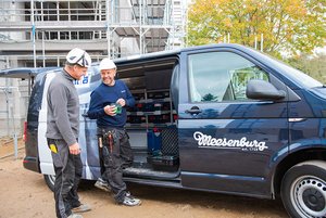 Meesenburg – Mitarbeiter vor einem Meesenburg Transporter