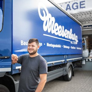 Meesenburg – Mitarbeiter mit einem LKW